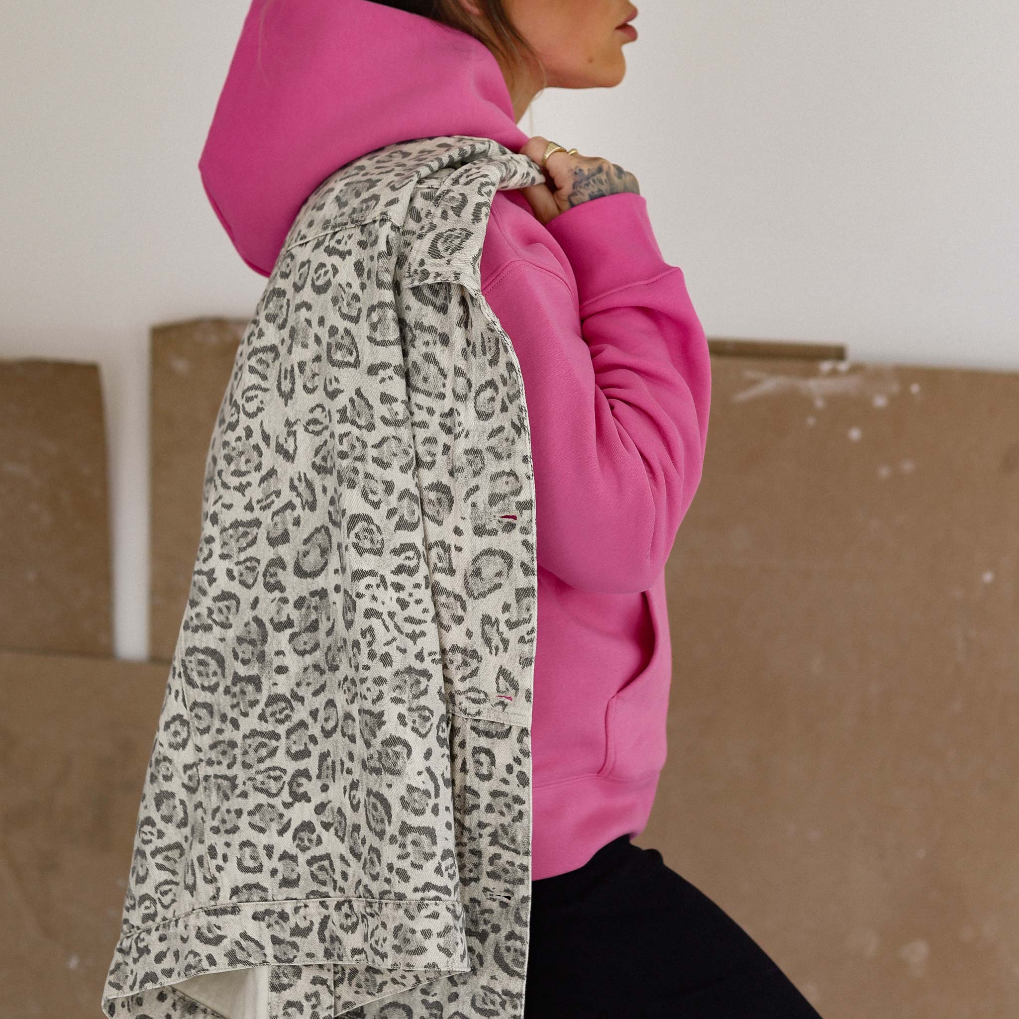 HYVEST Jeansweste Oversize Leo im Look mit pinkem Hoodie Backprint für Frauen