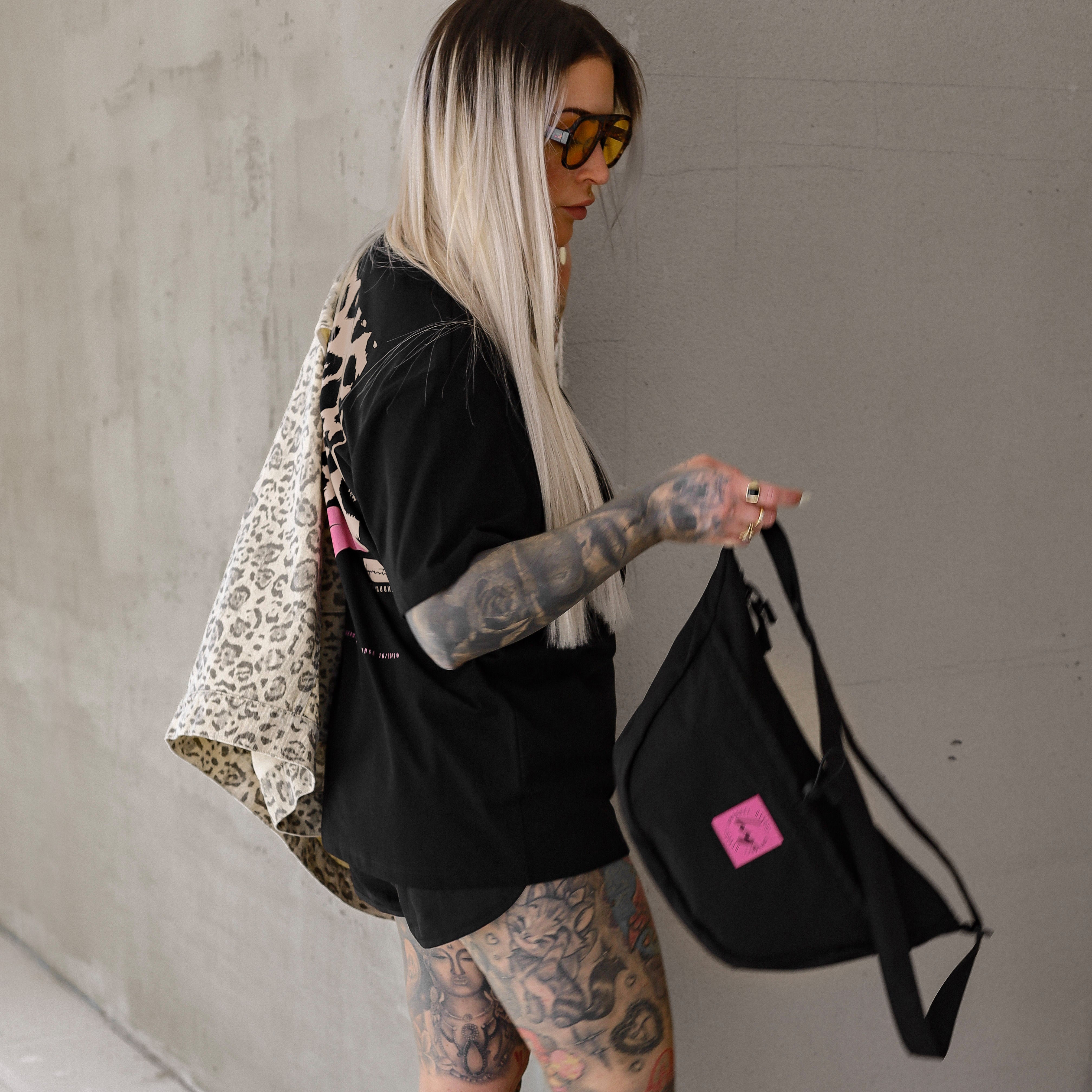 HYVEST T-Shirt Beackprint Leo Pink mit Jeansweste Oversize im Look und Crossbody Bag Schwarz Pink als Tasche