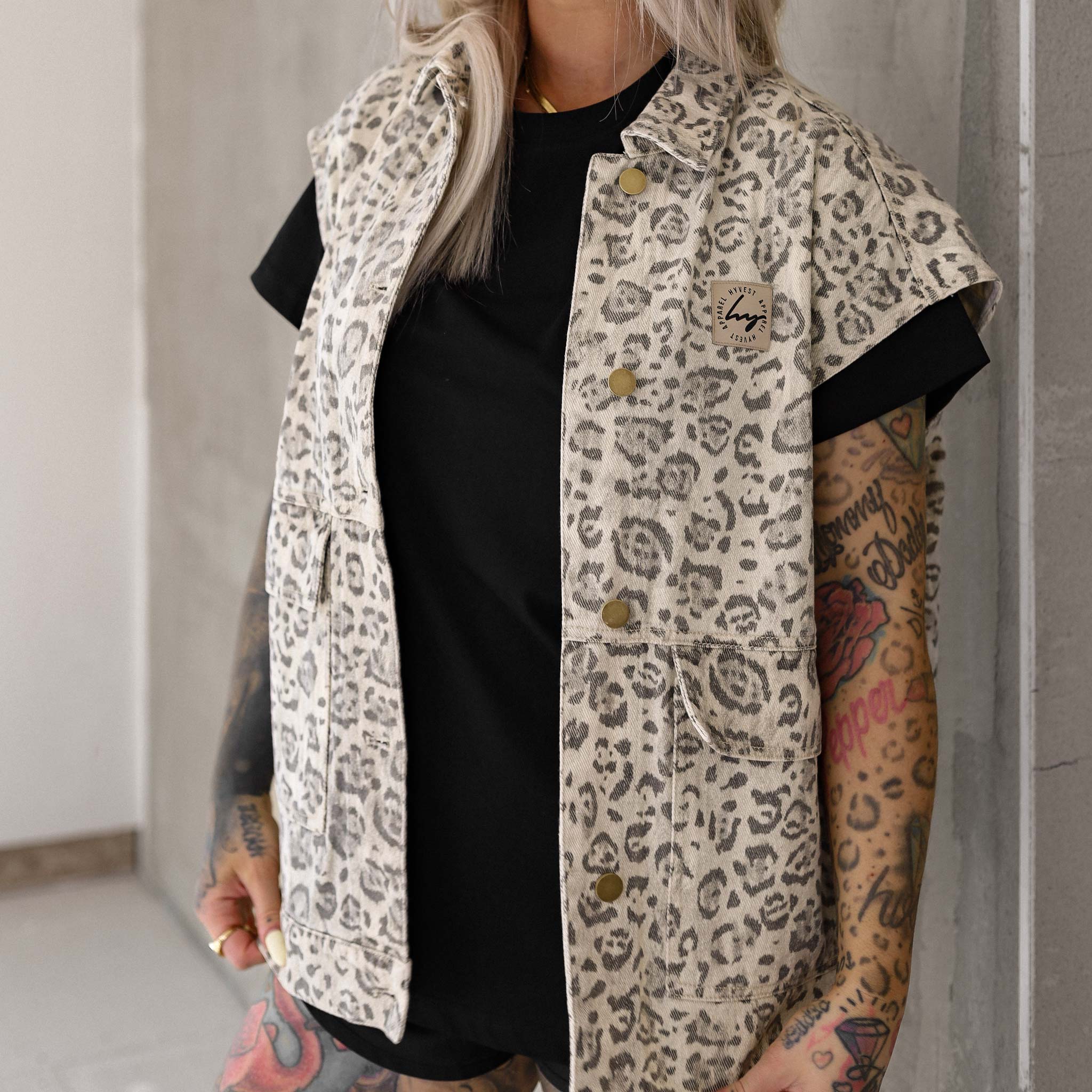 HYVEST Jeansweste Leo Oversize Beige im Outfit mit T-Shirt im Sommerlook