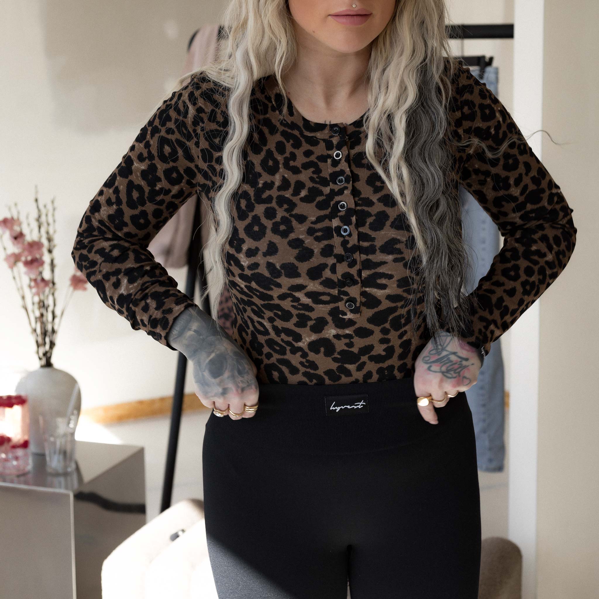 HYVEST Damen Langarmbody semitransparentes Leomuster mit Leggings schwarz