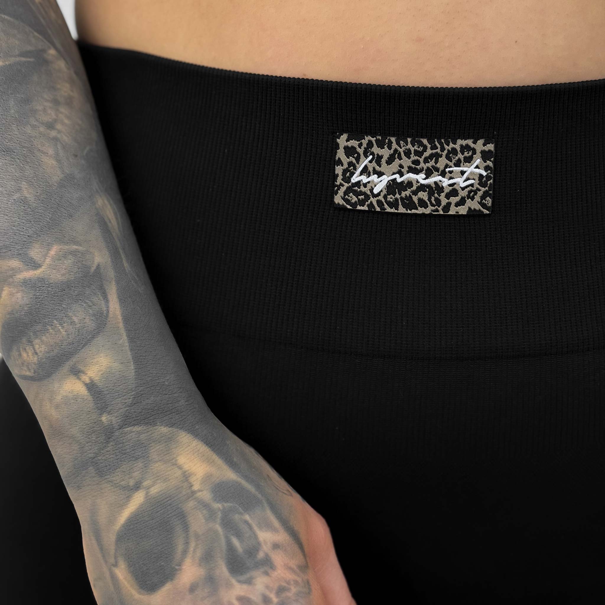 HYVEST Leggings für Damen in Schwarz mit Detail Leomuster Patch am Hochbund