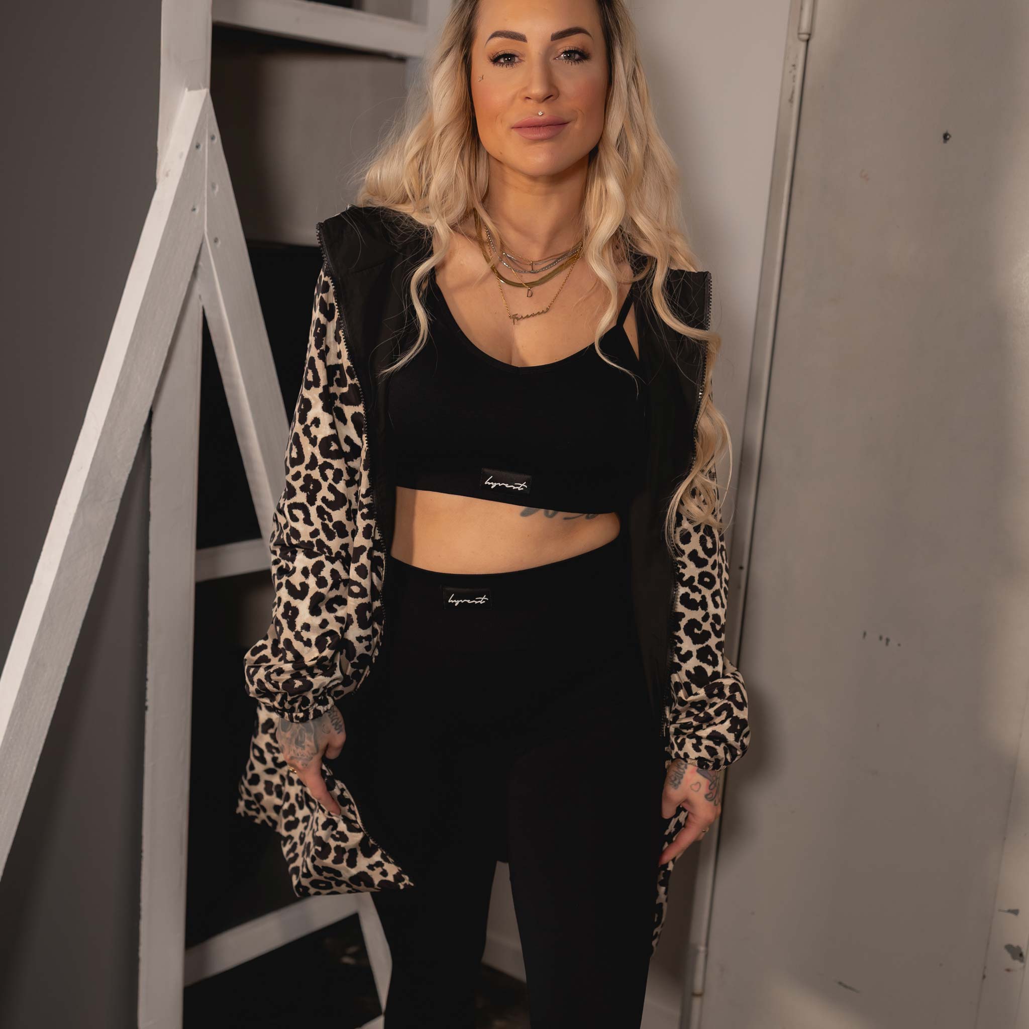 HYVEST Sportliches Damen Outfit: Softes Bralette mit Leggins Shape Effekt und Regenparka zum Wenden in Beige