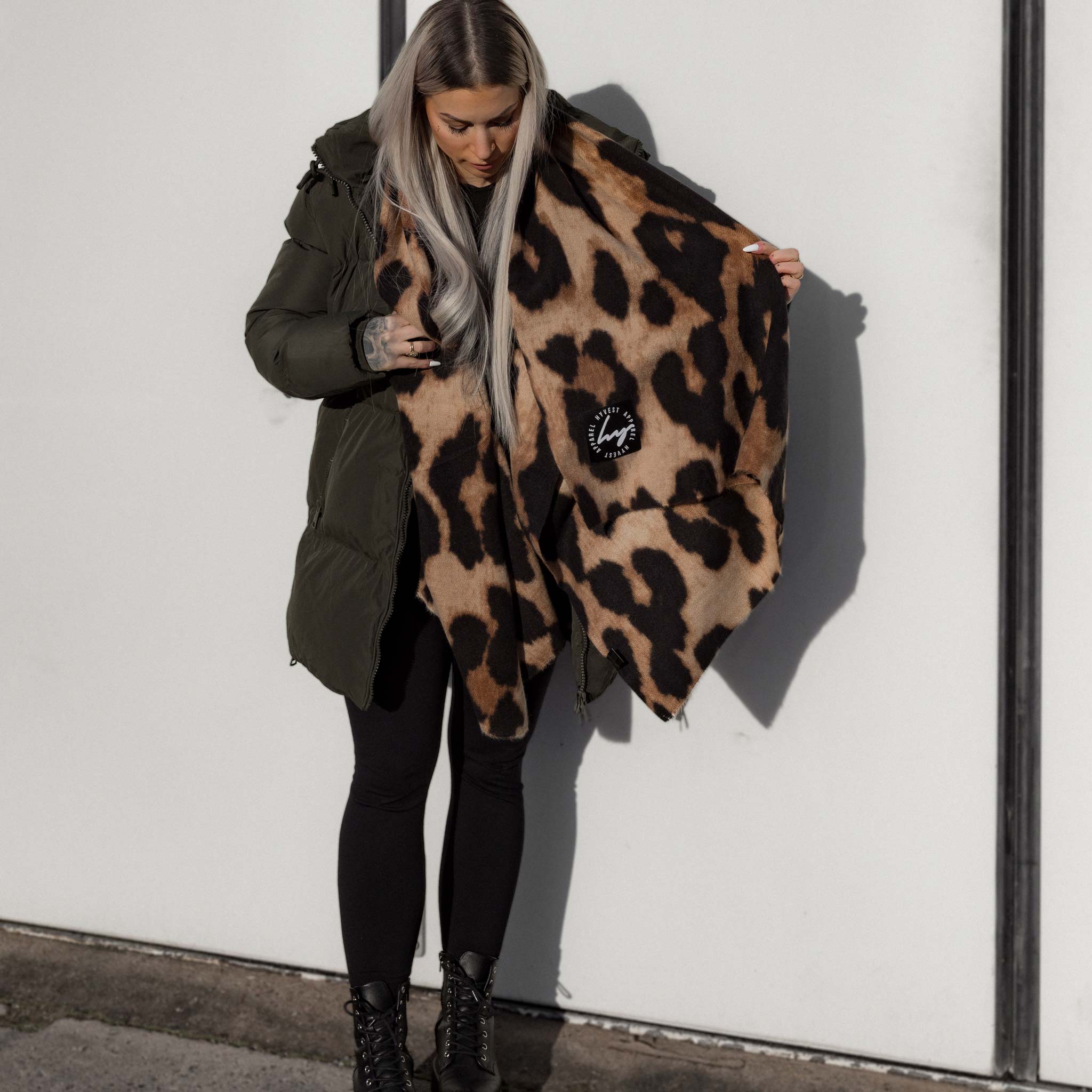 HYVEST Damen Outfit Winter Winterparka Olivegrün mit schwarzer Leggings und großem Leomuster Schal