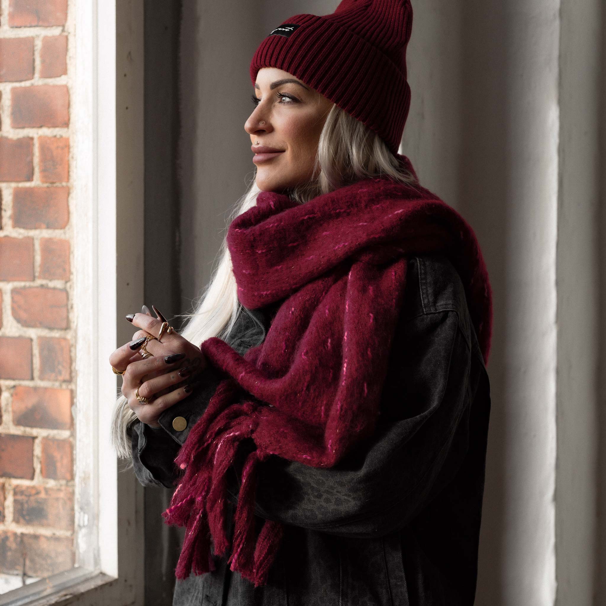 HYVEST Outfit Herbst Großer Schal mit Fransen und passende Beanie in Weinrot mit Leomuster Jeansjacke