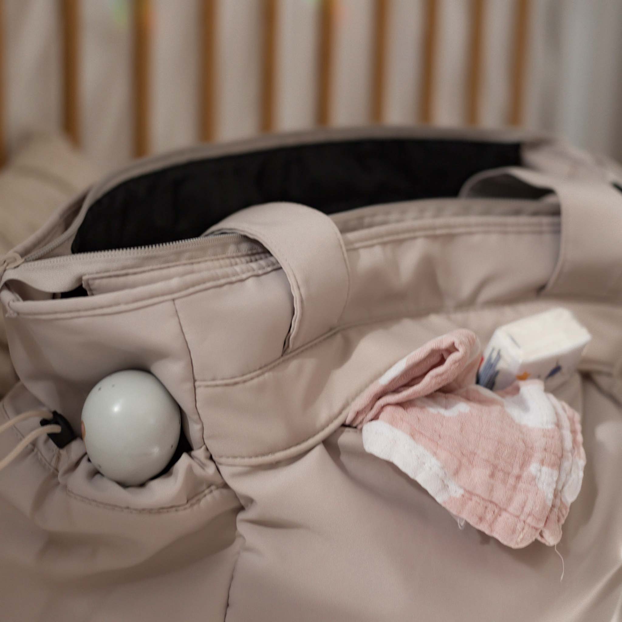 HYVEST beige Wickeltasche als Schultertasche mit einzelnen Außenfächern zum Stecken