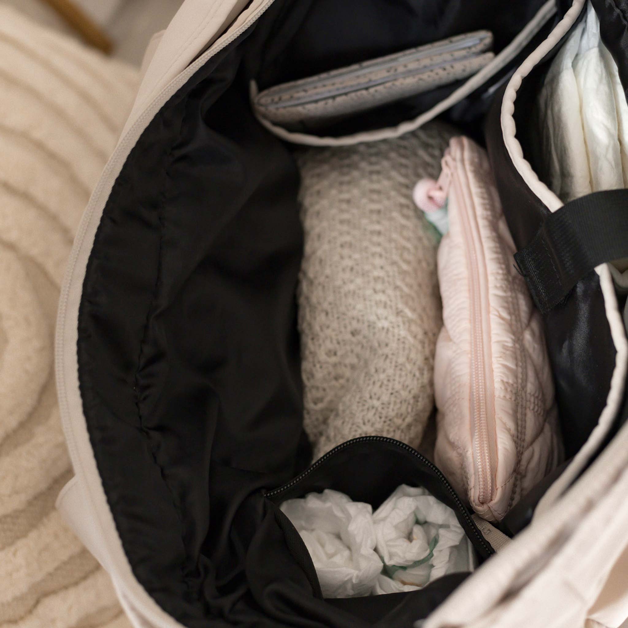 HYVEST beige Wickeltasche mit großem Hauptfach mit einzelnen Fächern