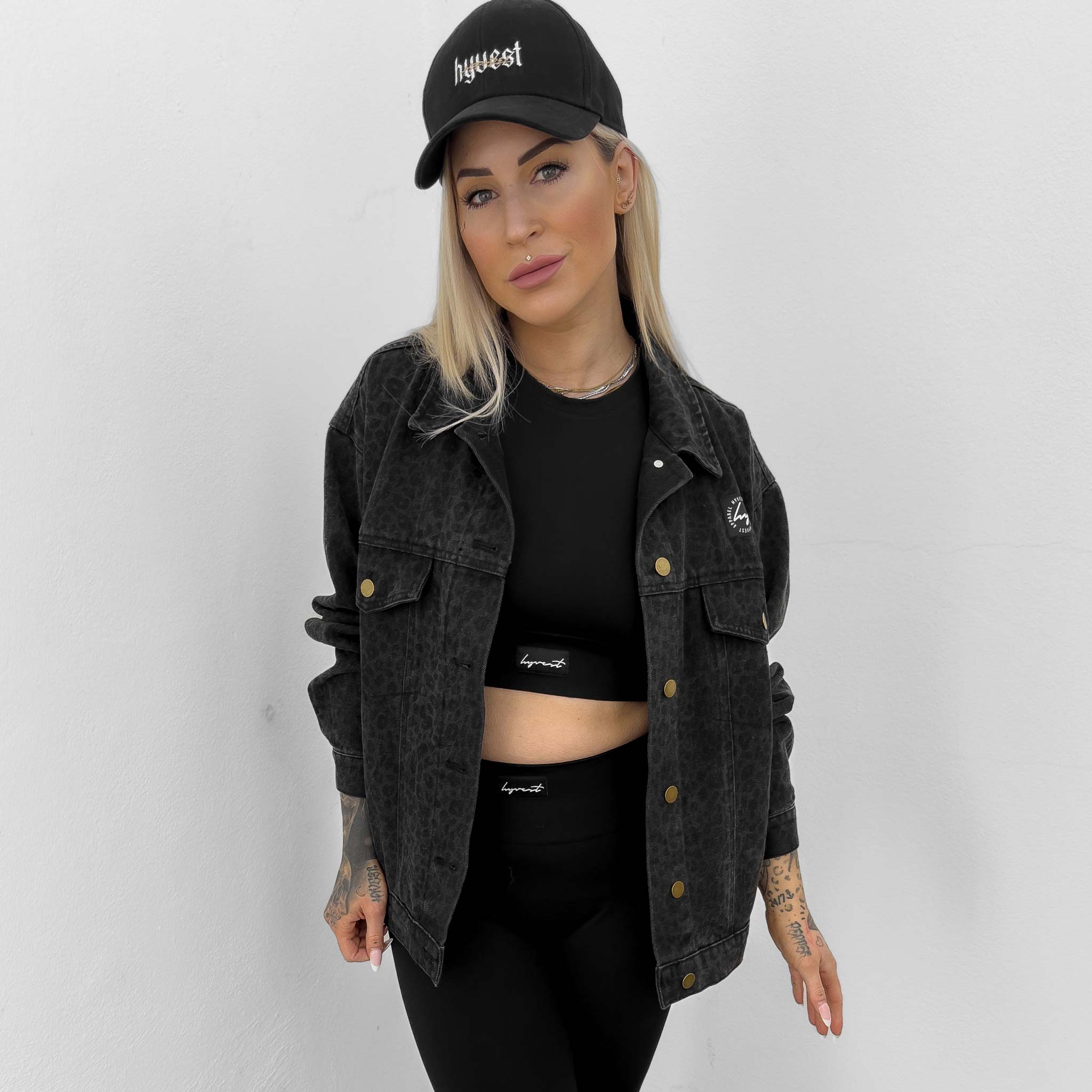HYVEST Bequemes Outfit für Frauen: Sport Top Support, Leggings Shape Effekt und Leomuster Jeansjacke
