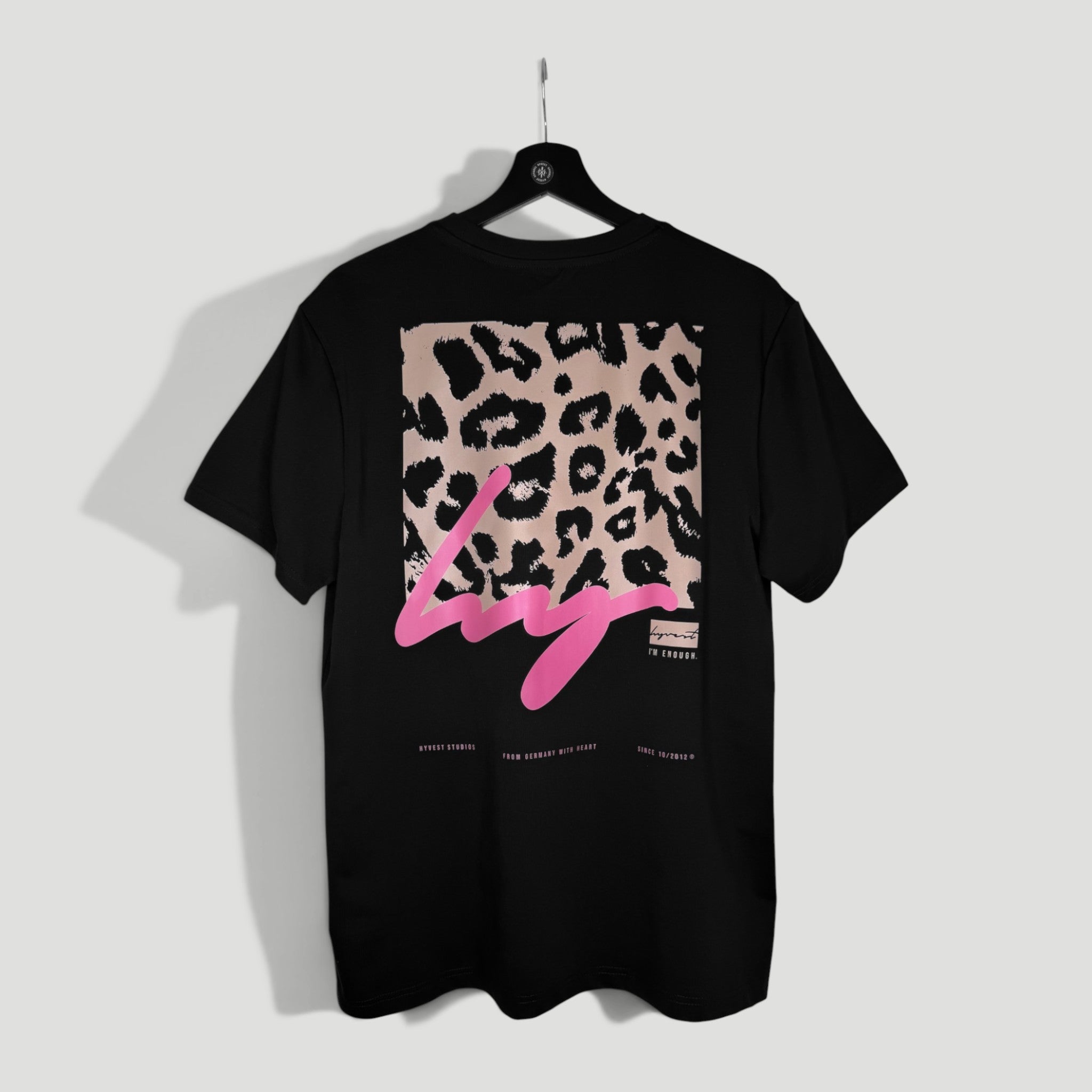 HYVEST T-Shirt Backprint Leo Print mit pinkem Labelaufdruck Rückenansicht