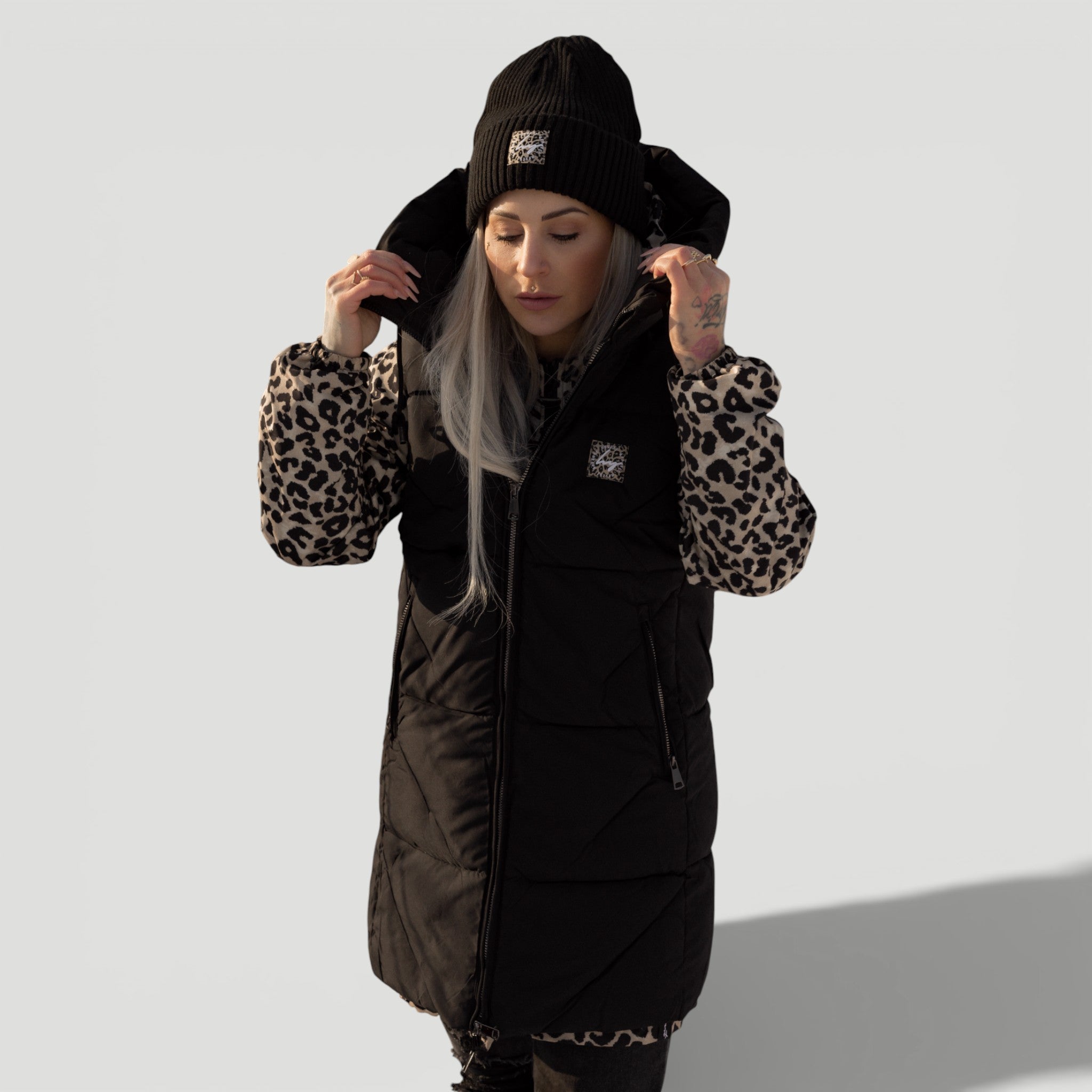 HYVEST Outfit Übergangszeit Regenparka Leomuster mit wattierter Weste darüber uns schwarzer Beanie