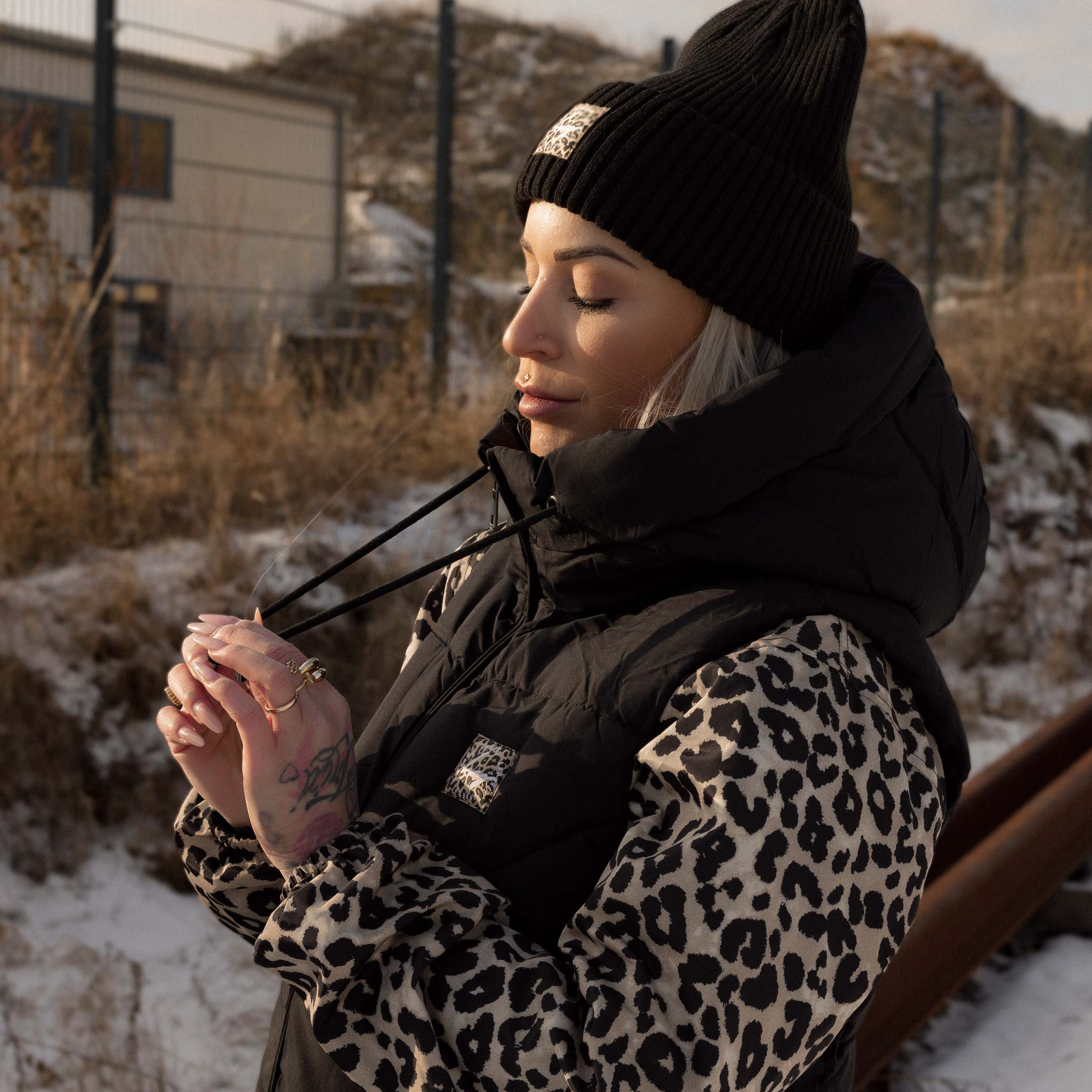 HYVEST Damen Outfit im Winter: wattierte Weste und Regenparka Leomuster darunter mit schwarzer Beanie