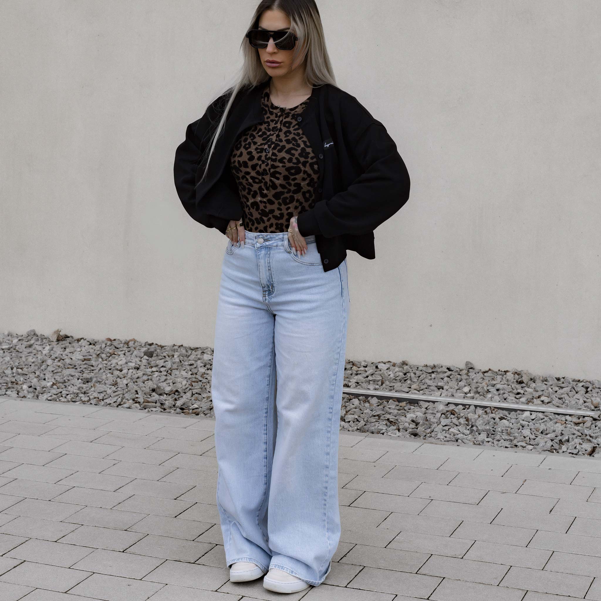 HYVEST Outfit Wide Leg Jeans mit Langarmbody und schwarzem Cardigan