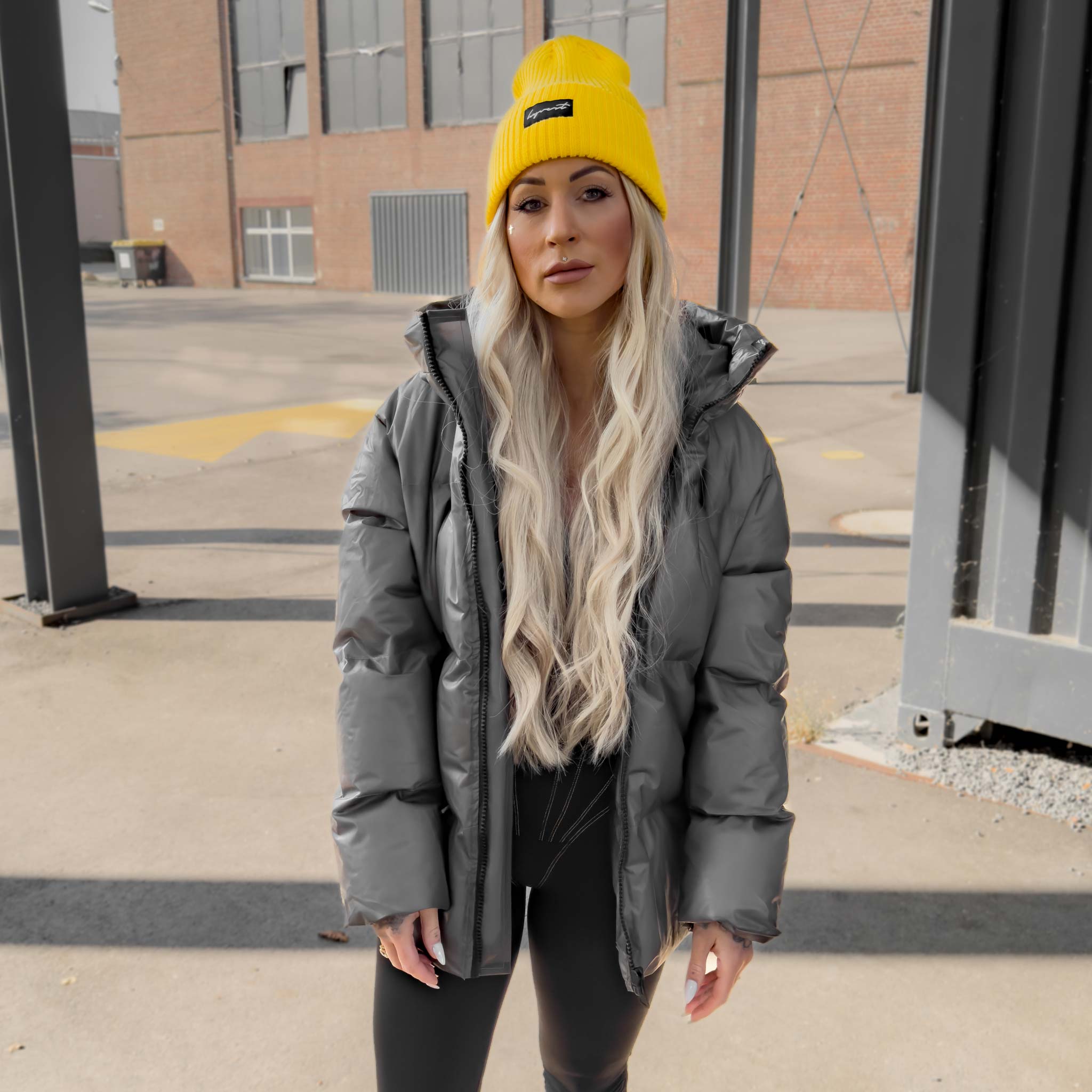 HYVEST Winterjacke Grau hüftlang mit leuchtend gelber Beanie im Outfit für Frauen