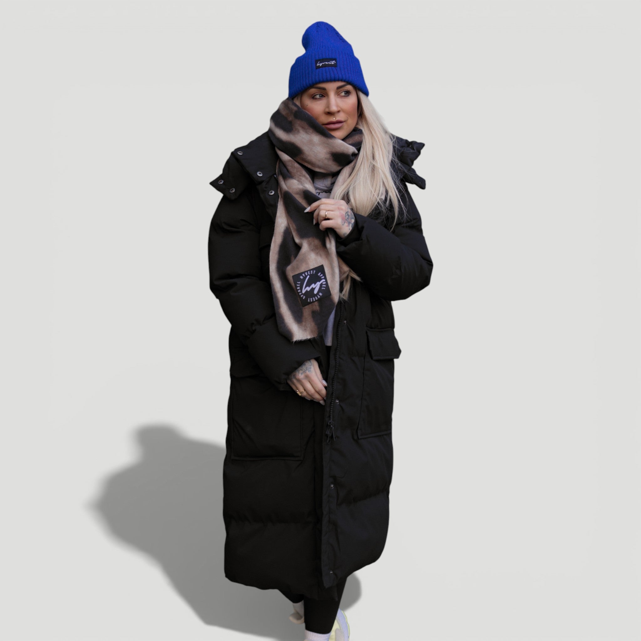 HYVEST Winterparka lang Supreme im Outfit mit großem Schal Leomuster und leuchtend blauer Beanie
