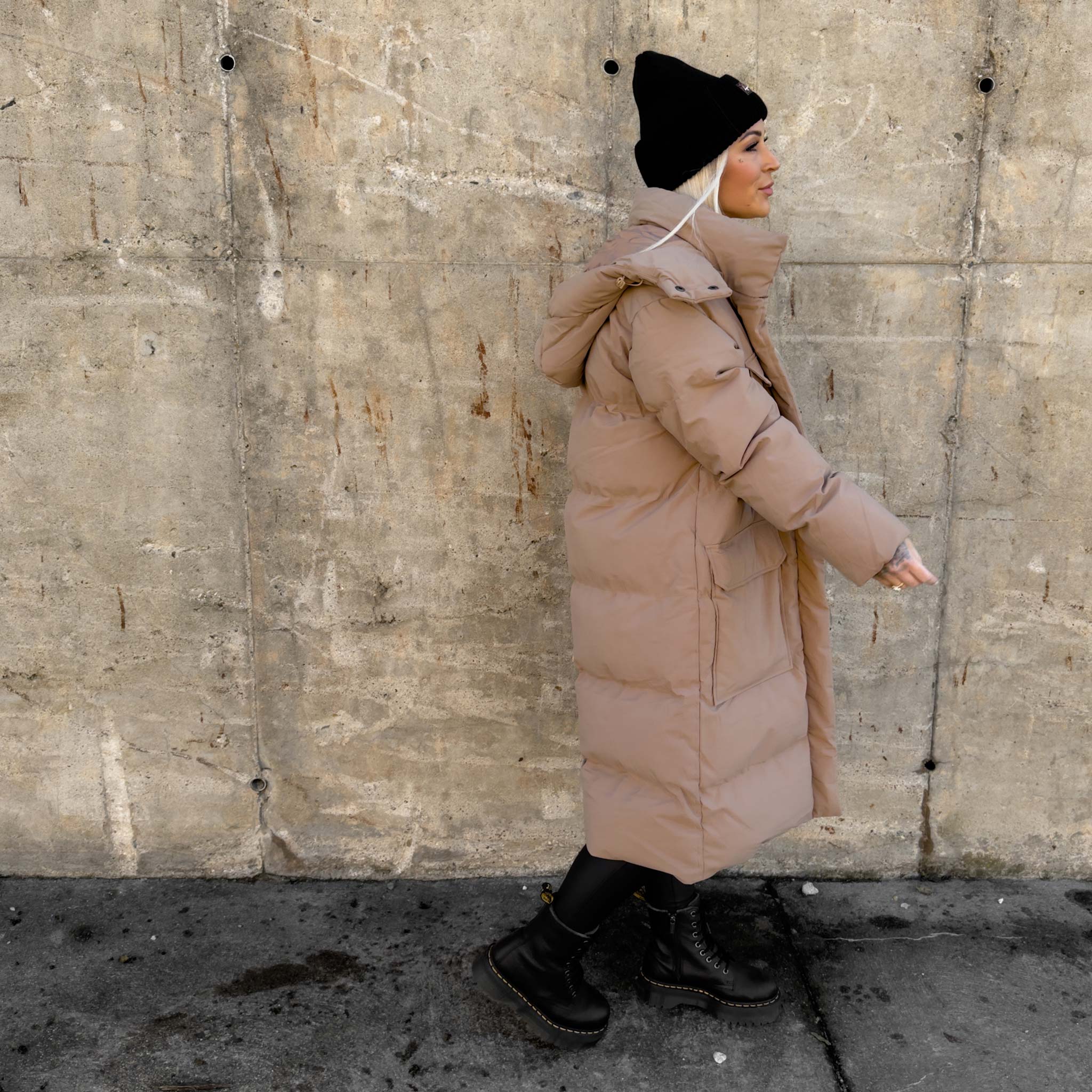 HYVEST Winterparka lang Supreme Warmes BMittelbraun mit schwarzer Beanie in Strickoptik