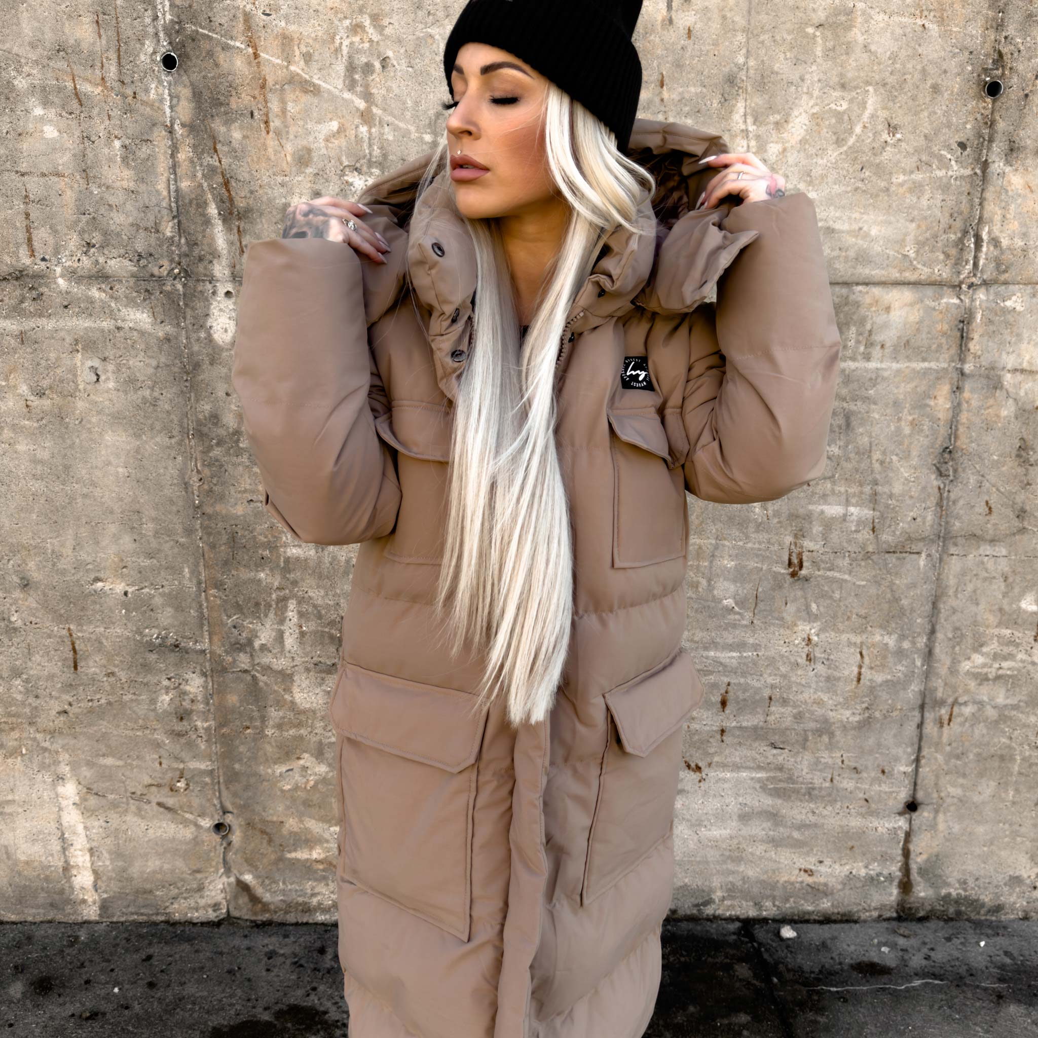 HYVEST Winterparka lang Supreme Warmes Mittelbraun im Look mit weicher Beanie in Schwarz
