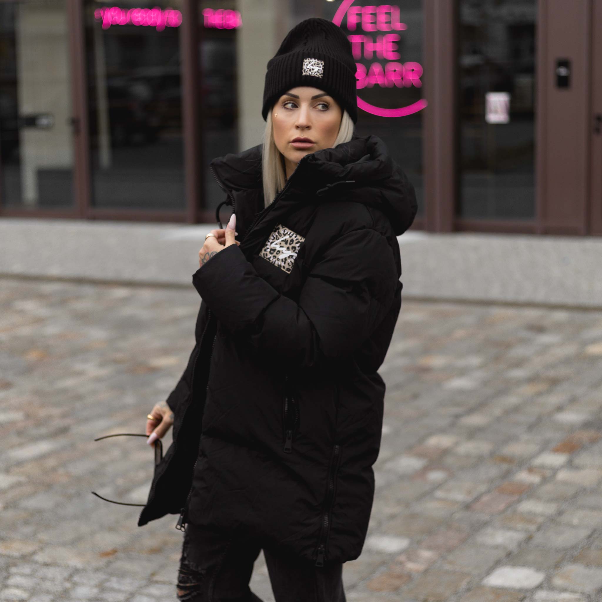 HYVEST Winterparka wattiert Mittellang in Schwarz mit passender Beanie mit Leomuster Patch