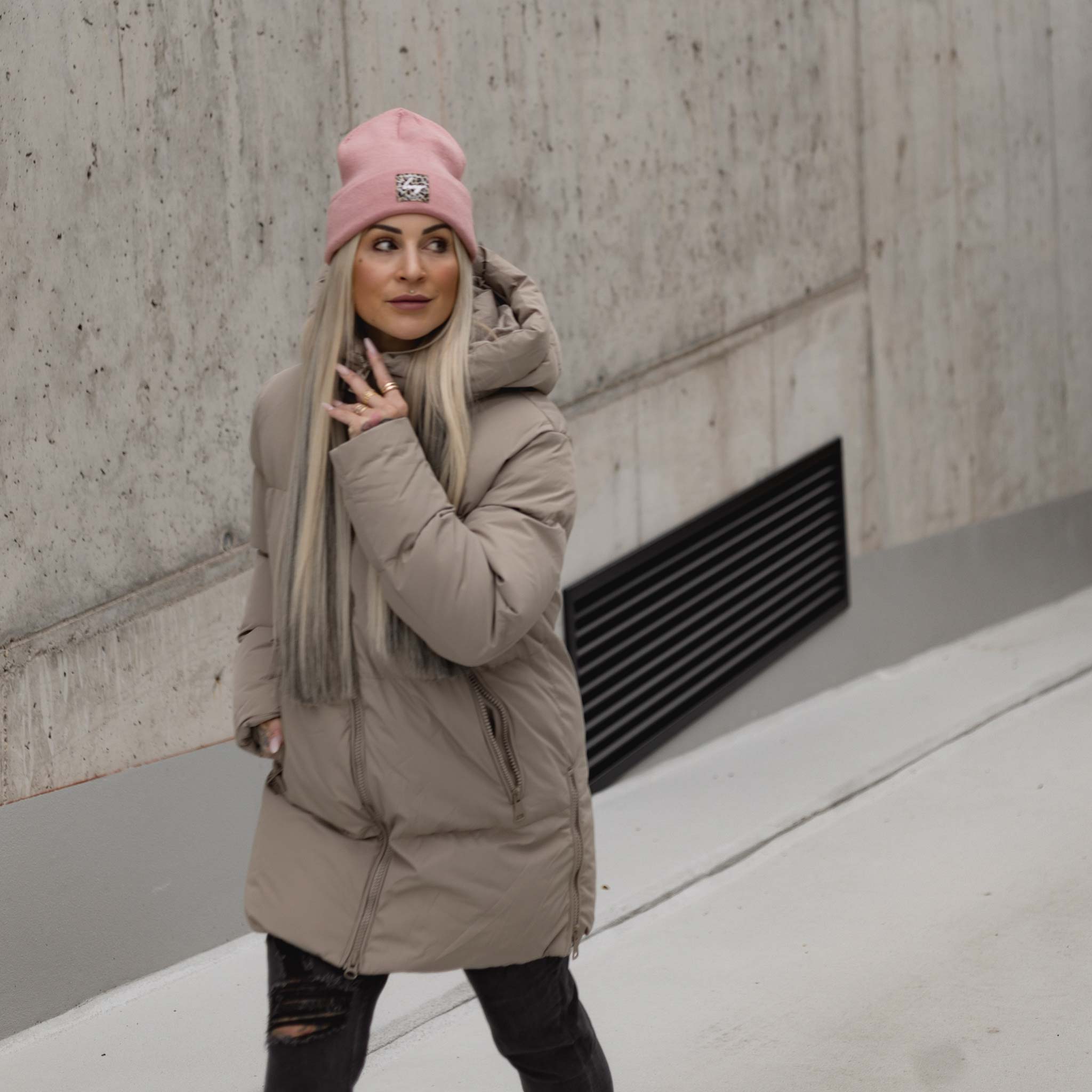 HYVEST Winterparka wattiert mittellang für Damen mit rosa Beanie und schwarzer Mom Jeans