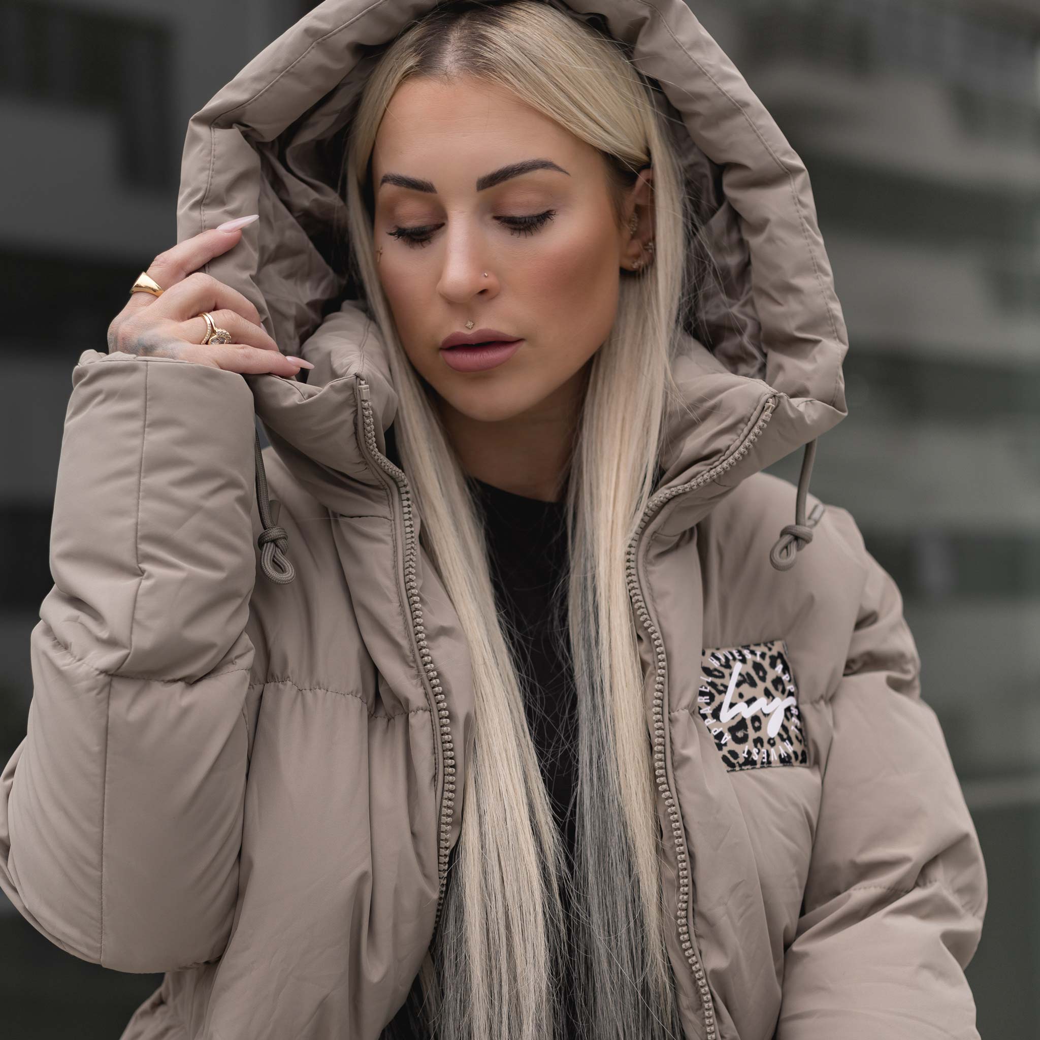 HYVEST Winterparka wattiert mittellang in warmem Graubeige mit großer Kapuze und Leomuster Patch